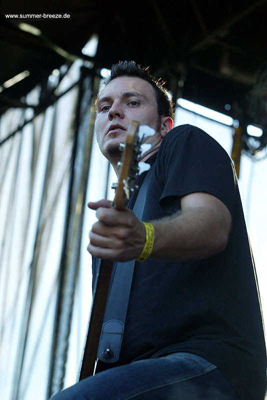 Bild eines Mitglieds der Band End Of Green beim Live Auftritt auf dem Summer Breeze 2003.